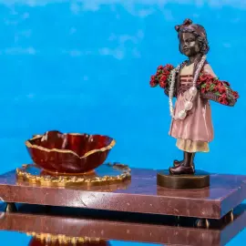 Композиция из мрамора и бронзы "Нежность" с вазочкой