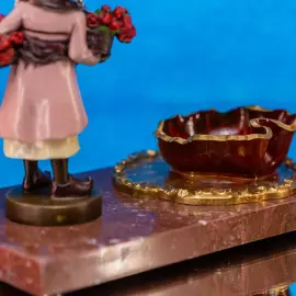 Композиция из мрамора и бронзы "Нежность" с вазочкой