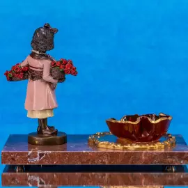 Композиция из мрамора и бронзы "Нежность" с вазочкой