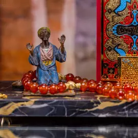 Композиция из черного мрамора и сердолика "Символ Веры"