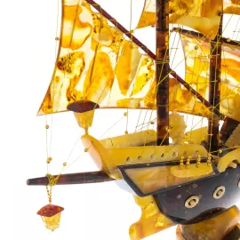 Корабль из янтаря "Бригантинна"