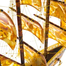Корабль из янтаря "Бригантинна"