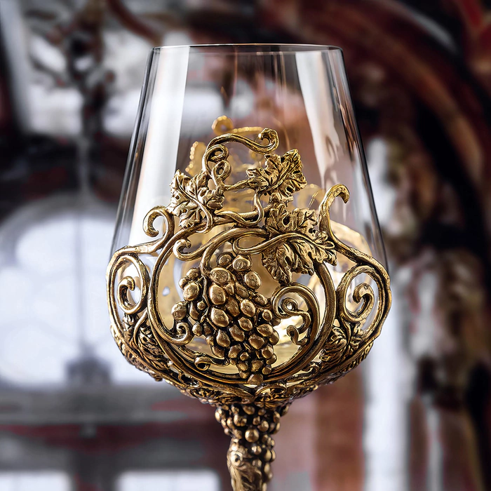 A set of Loza Royal wine glasses, in a gift box