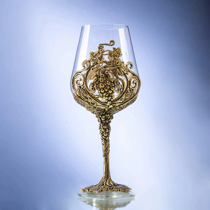 A set of Loza Royal wine glasses, in a gift box