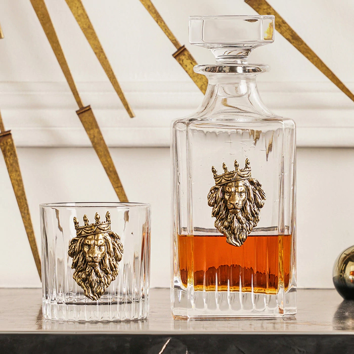 The Lion with a Crown whiskey set for 6 people, in a wooden box