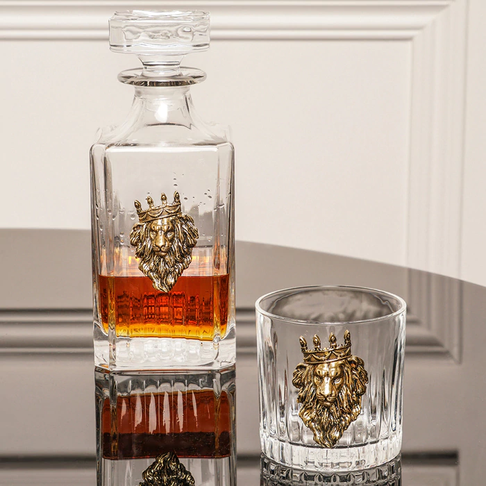 The Lion with a Crown whiskey set for 6 people, in a wooden box