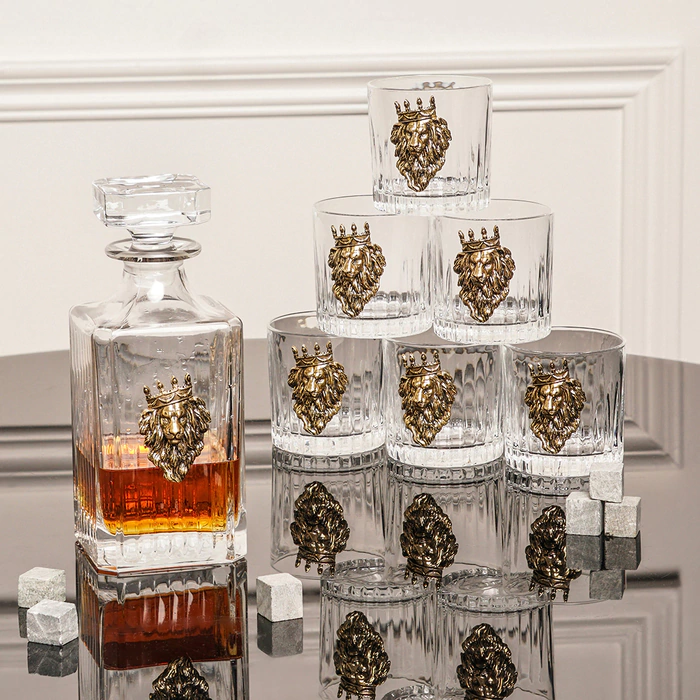 The Lion with a Crown whiskey set for 6 people, in a wooden box