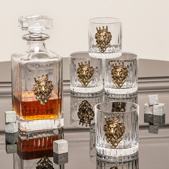 The Lion with a Crown whiskey set for 4 people, in a wooden box