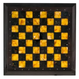 Шахматный ларец из мореного дуба и янтаря Шахматный ларец из мореного дуба и янтаря