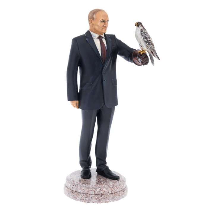 Sculpture made of solid alder "Vladimir Putin with a gyrfalcon" in a gift box