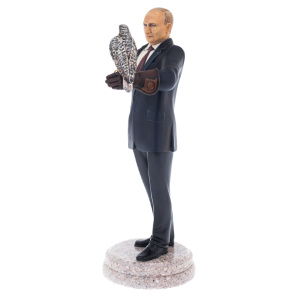 Sculpture made of solid alder "Vladimir Putin with a gyrfalcon" in a gift box