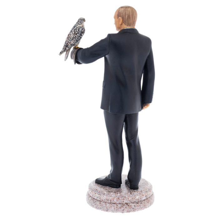 Sculpture made of solid alder "Vladimir Putin with a gyrfalcon" in a gift box