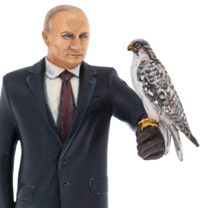 Sculpture made of solid alder "Vladimir Putin with a gyrfalcon" in a gift box