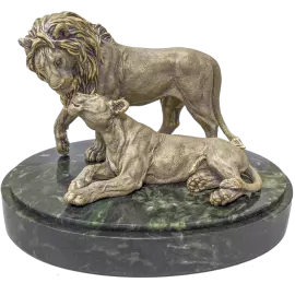 Статуэтка из бронзы "Поцелуй льва" на подставке из змеевика