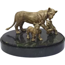 Статуэтка из бронзы "Львица с львятами" на подставке из змеевика