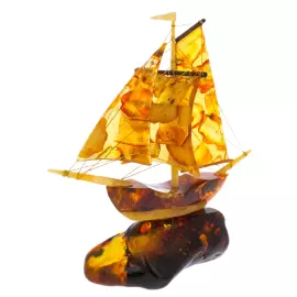Сувенир из янтаря "Корабль на камне"