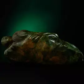 Авторская скульптура из нефрита "Морская черепаха на волне"