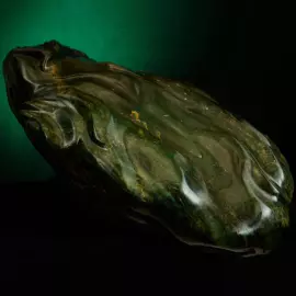 Авторская скульптура из нефрита "Морская черепаха на волне"