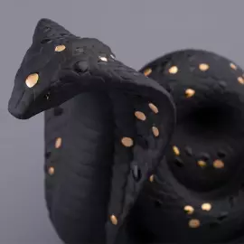 Скульптура фарфоровая "Кобра. Черное золото" в подарочной коробке