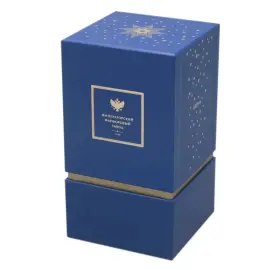 Подарочный набор со свечой "Индиго. Ваниль, Сладкий табак" в фарфоровом подсвечнике