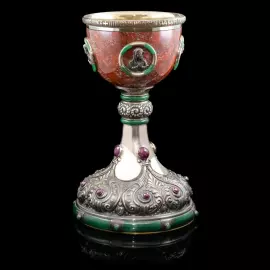 Эксклюзивная чаша из серебра, яшмы и рубинов