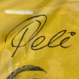 Ретро-футболка сборной Бразилии с автографом футболиста Пеле и рисунком художника Lan Kushe