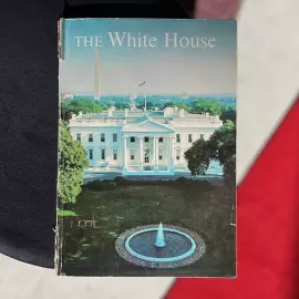 Книга и фотография с автографами 35-го президента США Джона Кеннеди и первой леди Жаклин Кеннеди, 1962 г.