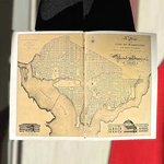 Книга и фотография с автографами 35-го президента США Джона Кеннеди и первой леди Жаклин Кеннеди, 1962 г.