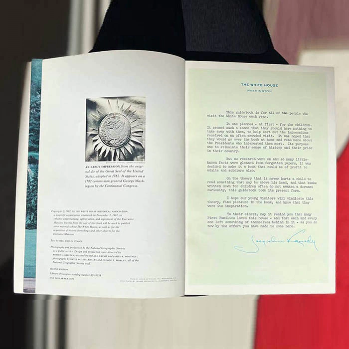 Книга и фотография с автографами 35-го президента США Джона Кеннеди и первой леди Жаклин Кеннеди, 1962 г.
