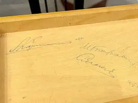 Часть шахматной доски с автографами шахматистов: Михаила Ботвинника, Анатолия Карпова, Василия Смыслова