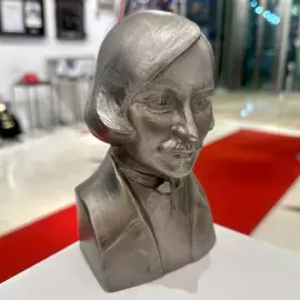 Бюст писателя Николая Гоголя