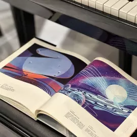 Книга с рукописным обращением и автографом Алексея Леонова