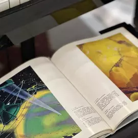 Книга с рукописным обращением и автографом Алексея Леонова