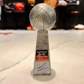 Реплика кубка с автографом баскетболиста Денниса Родмана