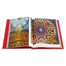 Gift set "Moscow" with a book and a painting "Kremlin" in a lacquered box, in Chinese