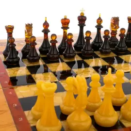 Шахматы из янтаря и карельской березы "Классика" Шахматы из янтаря и карельской березы "Классика"