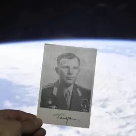 Фото с автографом космонавта Юрия Гагарина, побывавшее на МКС