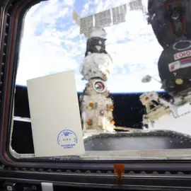 Фото с автографом космонавта Юрия Гагарина, побывавшее на МКС