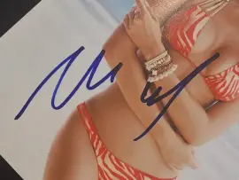 Фото с автографом супермодели Ирины Шейк Фото с автографом супермодели Ирины Шейк