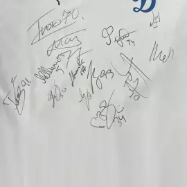 Футболка с автографами игроков основного состава ФК «Динамо» сезона 2023/2024