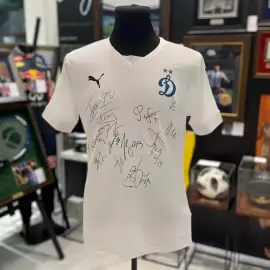 Футболка с автографами игроков основного состава ФК «Динамо» сезона 2023/2024
