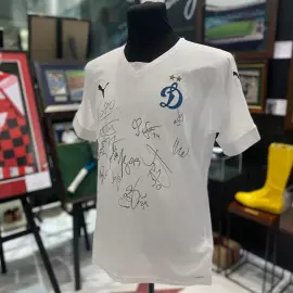 Футболка с автографами игроков основного состава ФК «Динамо» сезона 2023/2024