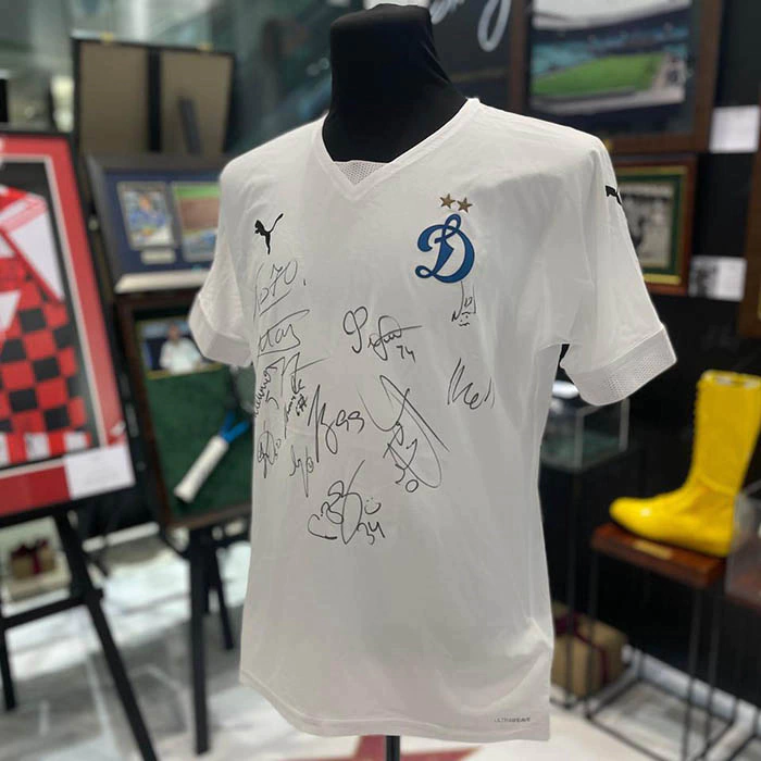 Футболка с автографами игроков основного состава ФК «Динамо» сезона 2023/2024