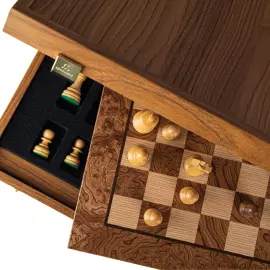 Chess made from the root of the Staunton nut