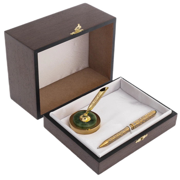 "Patterned" pen on a jade stand, Zlatoust