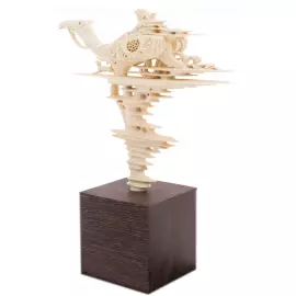 Высокохудожественная скульптура из бивня мамонта "Путник"