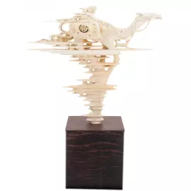 Высокохудожественная скульптура из бивня мамонта "Путник"