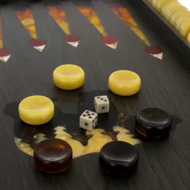 Нарды из ясеня и янтаря "Медведь на охоте"