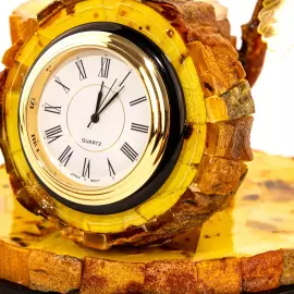 Часы настольные из янтаря "Дровосек"