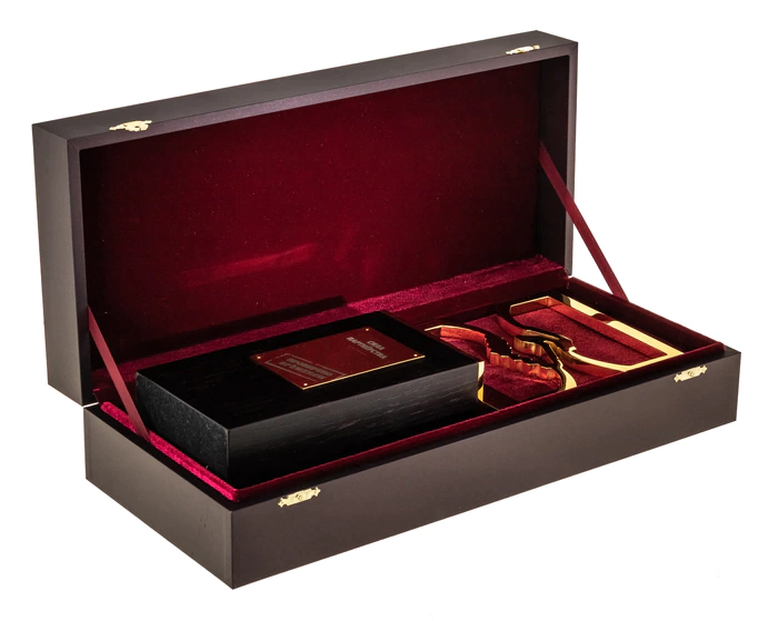Corporate gift "Handshake. The Power of Partnership"